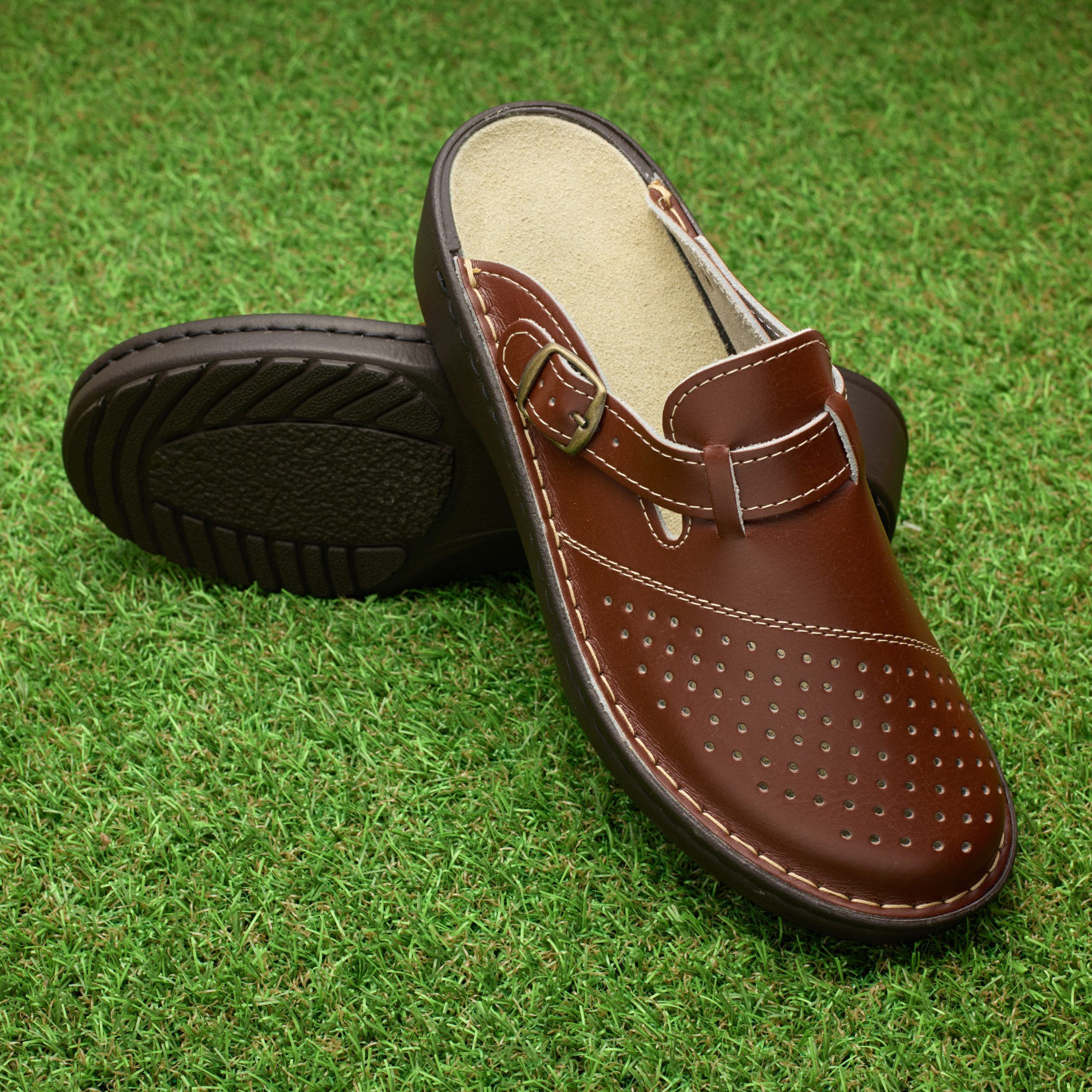 250422_07_0 Saboti medicali piele dama maro